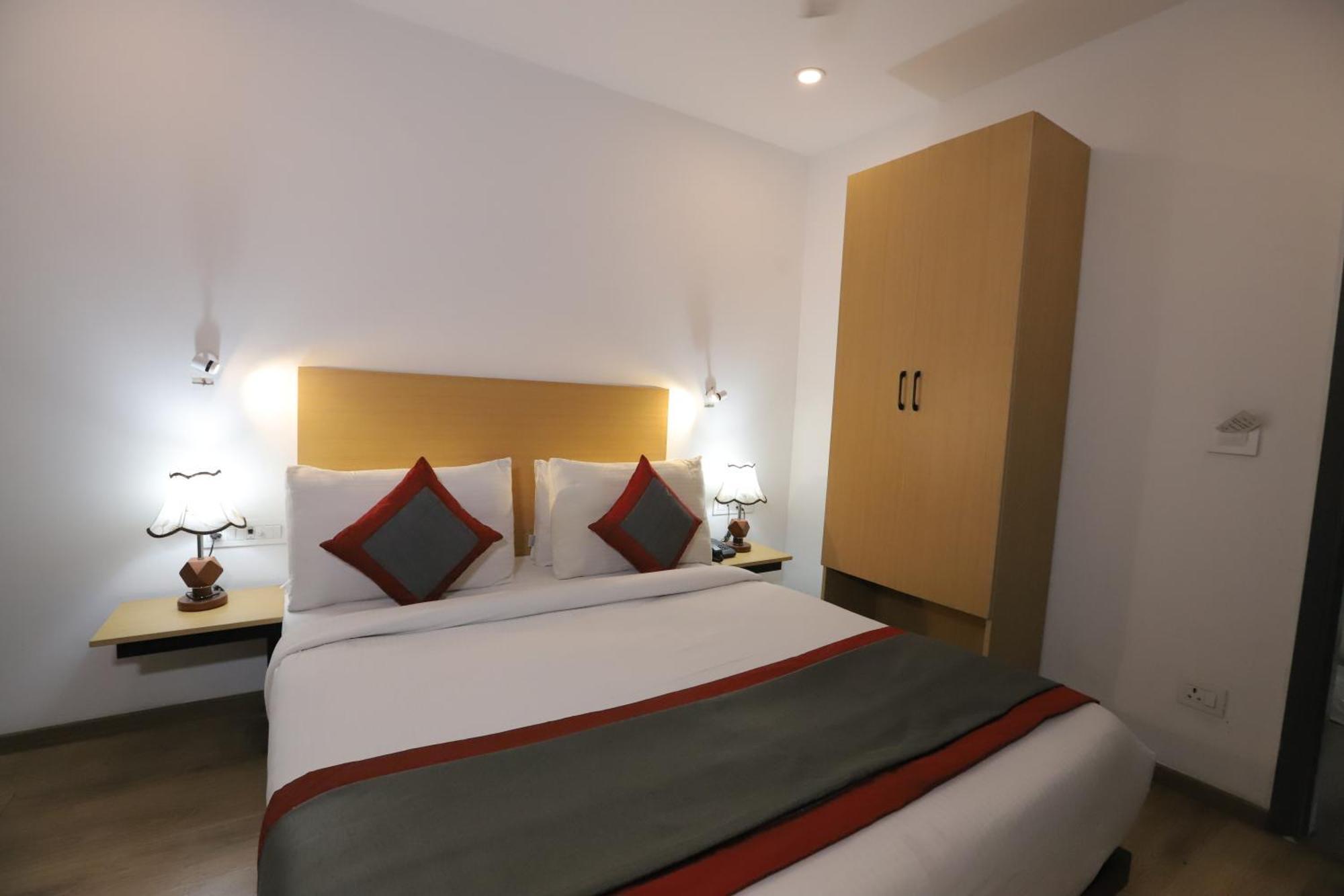 Qotel Hotel Ip Residency East Delhi Preet Vihar Yeni Delhi Dış mekan fotoğraf