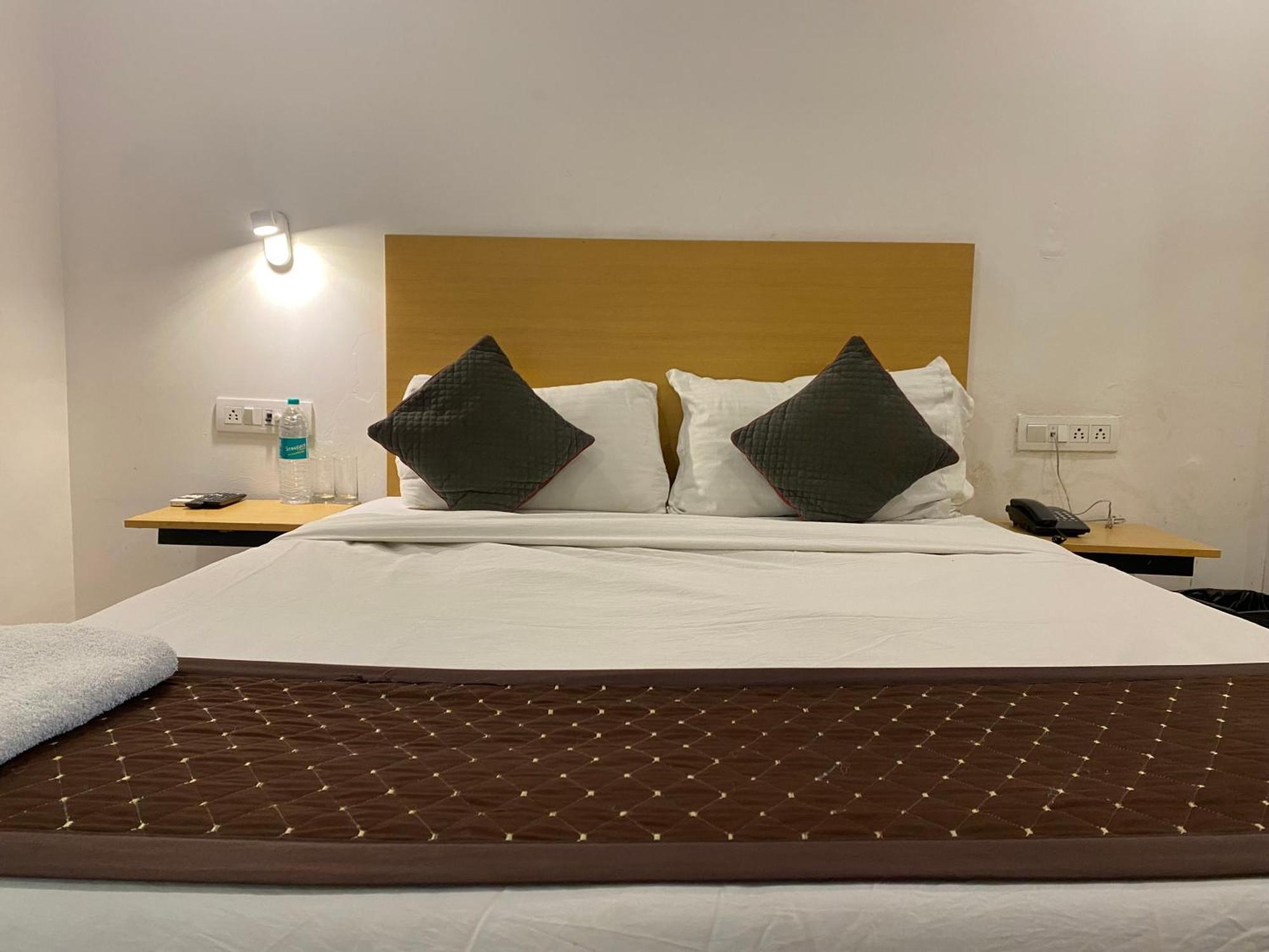 Qotel Hotel Ip Residency East Delhi Preet Vihar Yeni Delhi Dış mekan fotoğraf