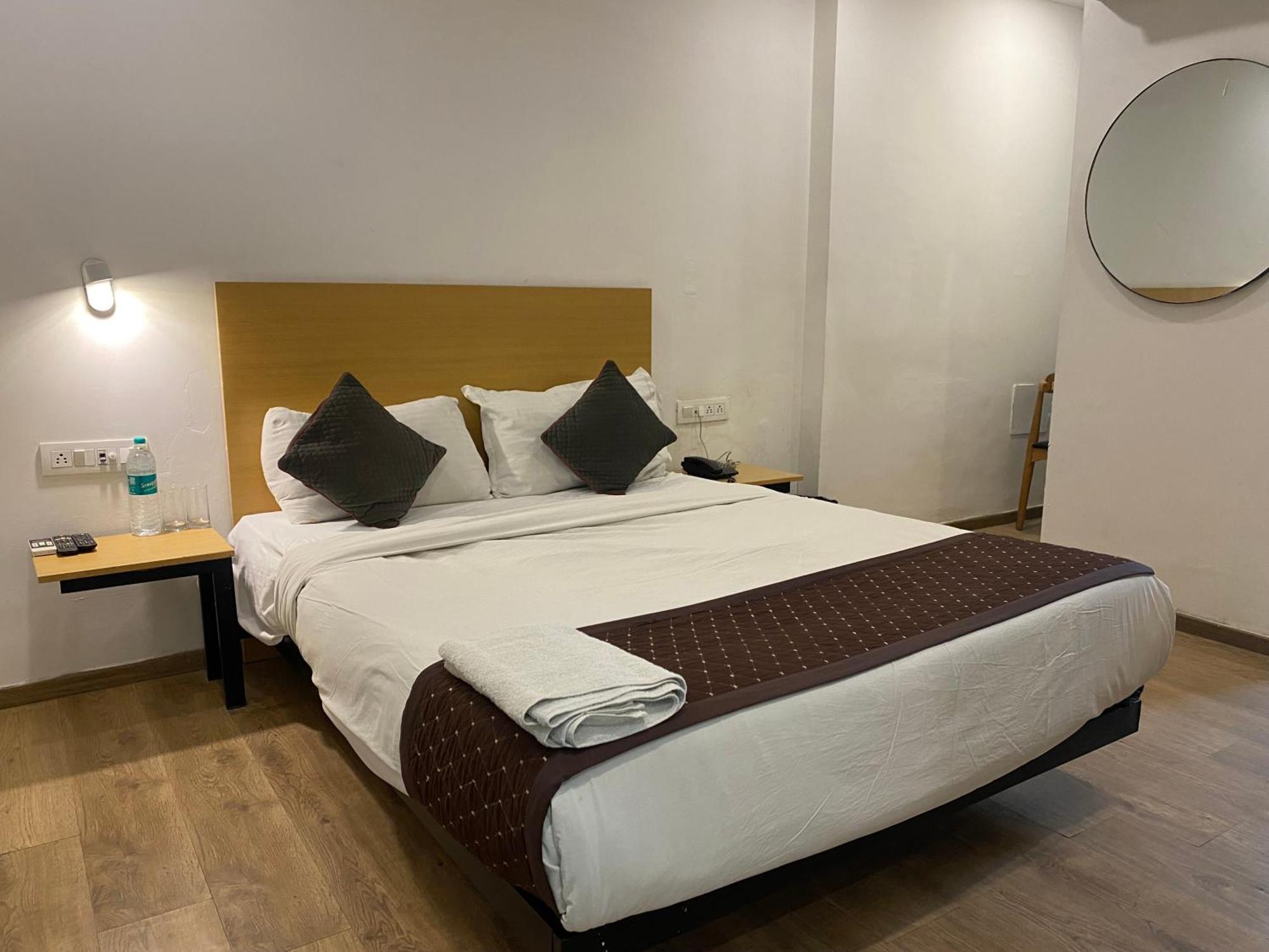 Qotel Hotel Ip Residency East Delhi Preet Vihar Yeni Delhi Dış mekan fotoğraf