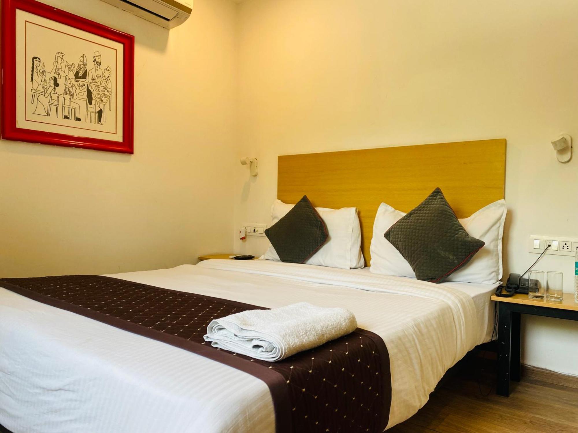 Qotel Hotel Ip Residency East Delhi Preet Vihar Yeni Delhi Dış mekan fotoğraf